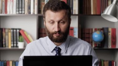 Yorgun adam kahve doldurur. İş yerindeki bitkin sakallı adam bir fincan daha kahve ve içki koyuyor. Müdür sendromu, uykusuzluk, yorgunluk, stres, yorgunluk, aşırı çalışma, uyku bozukluğu kavramları.