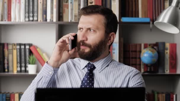 Hombre hablando por teléfono y maldiciones, gritando. Hombre barbudo empresario gerente agresivamente hablando por teléfono, grita insultos indignados. Primer plano — Vídeo de stock