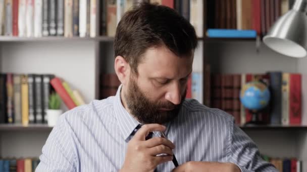 Portret van een knappe man werknemer freelancer zakenman verkoper op de werkplek in shirt en das kijken naar camera en glimlachen. Close-up — Stockvideo