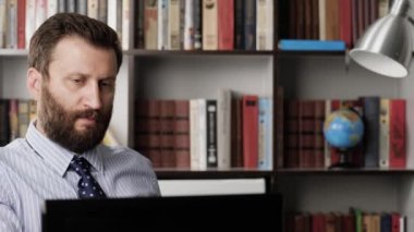 Cinsel taciz kavramı. Bilgisayarda çalışan bir erkek işadamı, güzel genç bir kadın ona gelir ve bir şeyi açıklar, adam taciz etmeye başlar. Yakın plan.