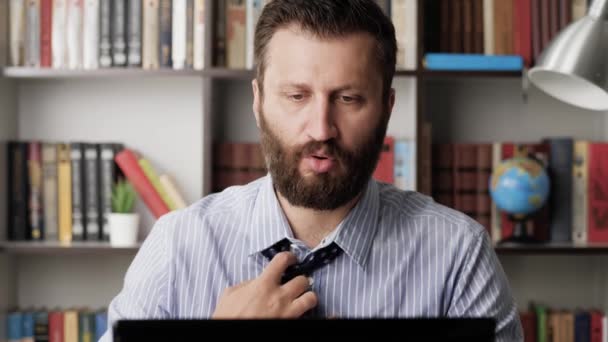 Hitte, opwinding, deadline, nerveuze spanning concept. Zweten man in natte shirt en gewoon kijken werkt op de computer, hij is heet gedempt en ongemakkelijk, drinkt water en is bezorgd. Close-up — Stockvideo