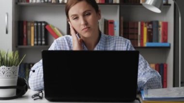 Kulak ağrısı. İş yerindeki üzgün genç kadın dizüstü bilgisayar kullanıyor, kulağında ağrı hissediyor ve eline dokunuyor. Furendayı, kulak kiremitleri, egzama kavramları. Kulak hastalığı, otitis medyası, periodontal hastalık konsepti