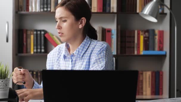 Holka bere prášky. Žena psaní na klávesnici notebooku, odtrhne se od práce, aby se podání drog v tabletách z malé injekční lahvičky. Střední snímek — Stock video