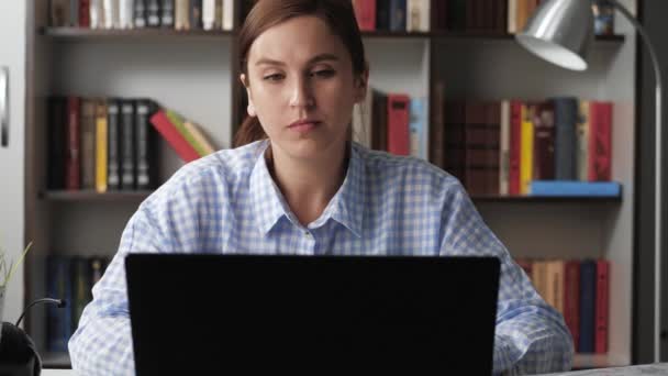 A rapariga estala os dedos. A mulher no local de trabalho flexiona os dedos, estende os braços para a frente e clica em cada dedo individualmente. Tiro médio — Vídeo de Stock