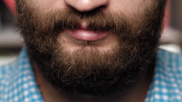 De man met de baard zegt nee. Man hoofd rijdt zijn hoofd van links naar rechts waaruit blijkt dat ze het niet eens is — Stockvideo