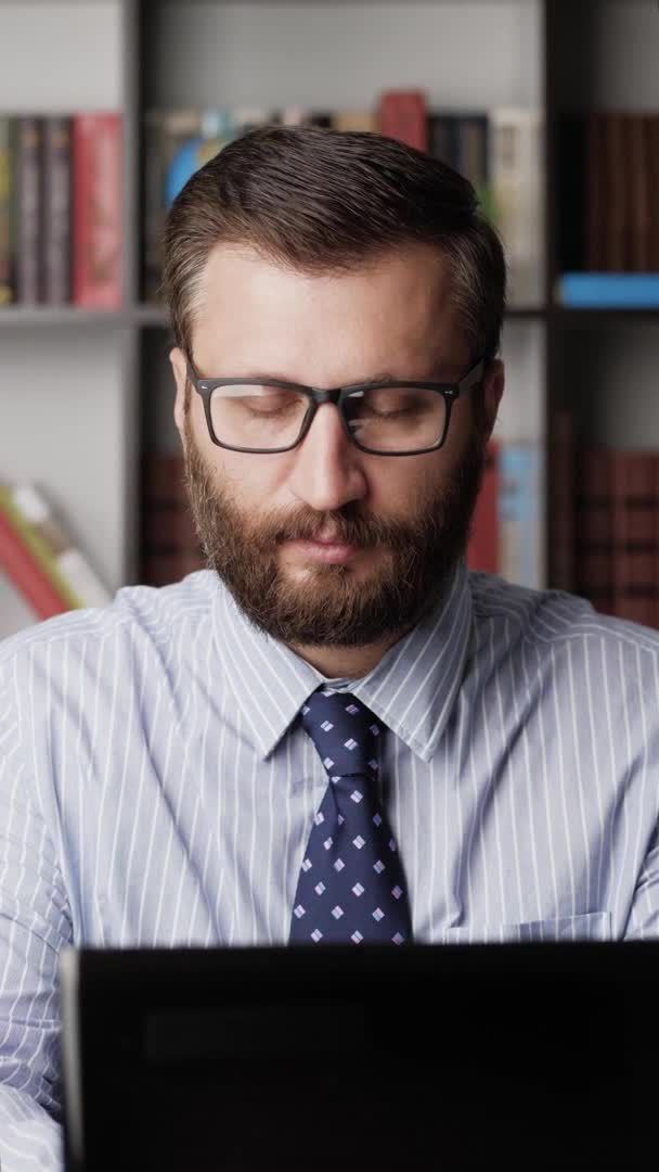 Stanchezza e dolore agli occhi. Vista verticale uomo con gli occhiali a tipi di posto di lavoro sulla tastiera, si toglie gli occhiali e strofina gli occhi con la mano. Sindrome da manager, insonnia, concetto di riciclaggio. Primo piano — Video Stock