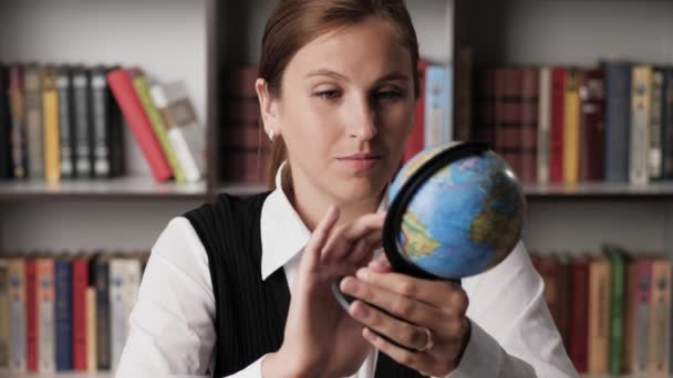 Drömmar om semester. Attraktiv kvinna drömmande look office arbetare på arbetsplatsen tittar på globen karta över världen och drömmar om helg eller semester. Semesterplanering, resor, ruttkoncept. Närbild — Stockvideo