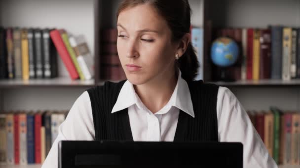 Een vrouw die alcohol drinkt. Aantrekkelijk meisje op het werk giet whiskey brandy bourbon tape in glas en drinken. Depressie, alcoholverslaving, alcohol, kater, feestconcept. Close-up — Stockvideo