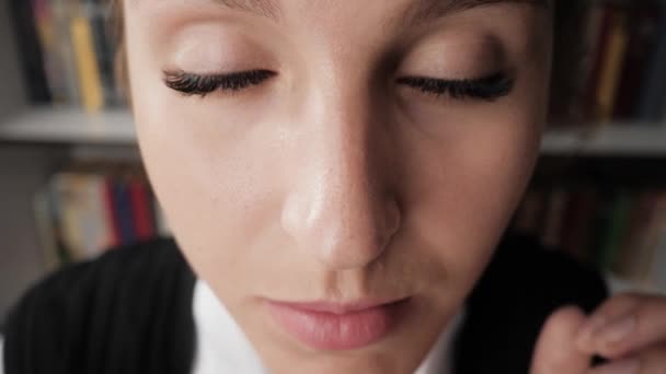 Fejfájás, migrén. Egy közeli kép az arc nőről a munkahelyén, kéz érinti a homlokát és a halántékát, fejfájást tapasztal. Hypertonia, fáradtság, stressz, menedzser szindróma koncepció — Stock videók