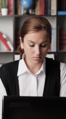 Yorgun kadın kahve doldurur. İş yerindeki yorgun kız bir fincan daha kahve ve içki koyuyor. Müdür sendromu, uykusuzluk, yorgunluk, stres, yorgunluk, aşırı çalışma, uyku bozukluğu kavramları.