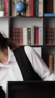 İçki içen kadın. İş yerindeki çekici kız viski bandını bardağa doldurup içiyor. Depresyon, alkol bağımlılığı, alkolik, akşamdan kalma, kutlama konsepti