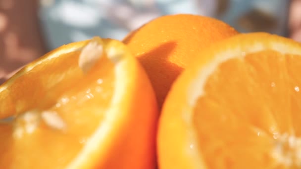 Апельсин. Крупным планом снимок красивых свежих апельсиновых фруктов в женских пальмах в ясный солнечный день, камера медленно движется — стоковое видео