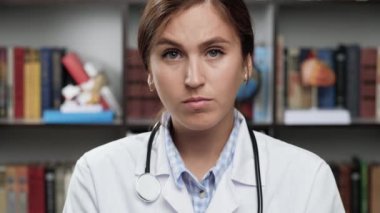 Doktor, kimsenin parmağını göstermeyeceğini söylüyor. Beyaz önlüklü katı kadın doktor ve ofiste steteskop kameraya bakar, elini kaldırır ve işaret parmağıyla onaylamayan bir şekilde görünmeye başlar.