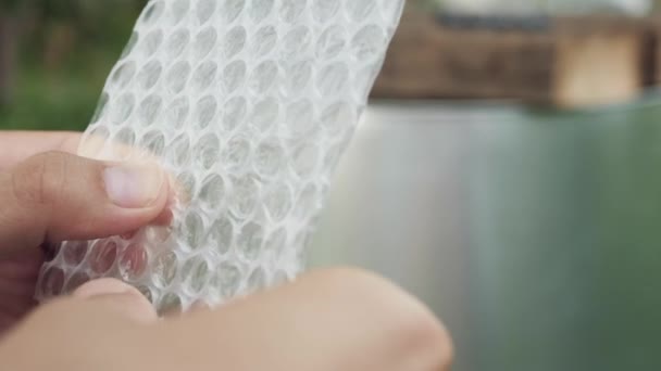 Ženské ruce praskají bubliny balení vak. Detailní záběr — Stock video