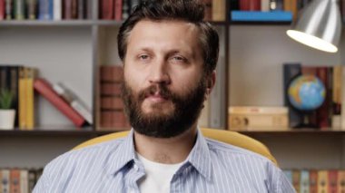 Adam televizyon izliyor ve patlamış mısır yiyor. Akşamları odada tek başına oturan yakışıklı adam televizyon izler ve patlamış mısır yer. Yakın plan.