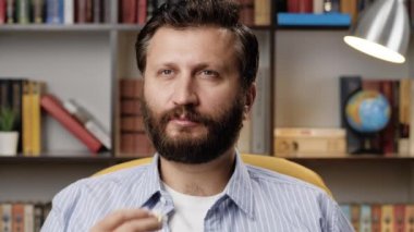 Sürpriz, faiz konsepti. Tek başına bir adam akşamları televizyon izler ve patlamış mısır yer. Ekranda gördüklerine şaşırır ve ilgileniyormuş gibi yapar. Yakın plan.