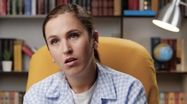 Yorgunluk, can sıkıntısı, sürpriz konsept. Yorgun kadın akşamları odada tek başına televizyon seyrediyor, sıkılıyor, ama izlediği şey onu biraz şaşırtıyor.