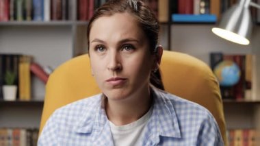 Korku, korku, korku konsepti. Bir kadın akşamları televizyon izler ve patlamış mısır yer. Ekranda gördüklerinden çok korkar ve korkar.