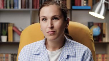 Romantik, romantik film konsepti. Bir kadın akşamları televizyon izler ve patlamış mısır yer. Ekranda gördüklerinden etkilenir.