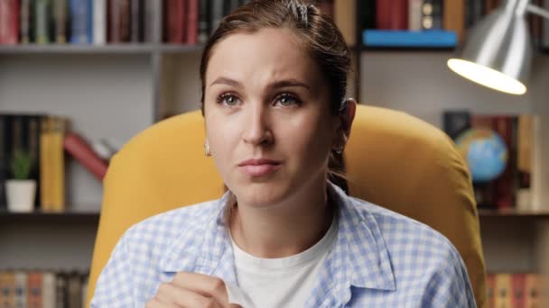 Lágrimas, drama, melodrama, conceito de mulher chorando. Menina sozinha no quarto assiste TV à noite, ela está triste e chora, limpa os olhos com guardanapo de papel — Vídeo de Stock