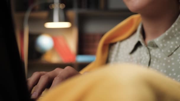 La mujer está escribiendo en el portátil. Las manos femeninas están escribiendo en el teclado del ordenador portátil. Primer plano — Vídeos de Stock