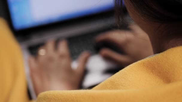 Женщина печатает на ноутбуке. Руки женщины сверху печатают на ноутбуке. Крупный план — стоковое видео