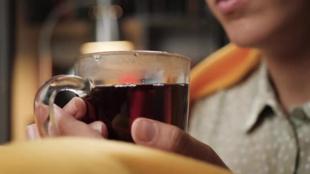 As mãos femininas mantêm o chá quente na caneca transparente. Close-up — Vídeo de Stock