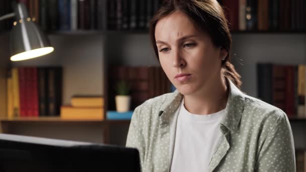 Breathing problems, chest pain. Woman at workplace in evening works at laptop and has difficulty breathing, touches chest with her hand. Heart attack, thoracic osteochondrosis, panic attack concept — Stock Footage Breathing problems, chest pain. Woman at workplace in evening works at laptop and has difficulty breathing, touches chest with her hand. Heart attack, thoracic osteochondrosis, panic attack concept Stock Footage
