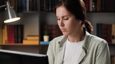 Bileğim ağrıyor. Akşamları iş yerinde çalışan bir kadın dizüstü bilgisayarda çalışıyor ve bileğinde ağrı hissediyor ve eklem esnetmeye çalışıyor. Tendinit, sinovitis, osteoartrit, burkulma, romatoid artrit konsepti.