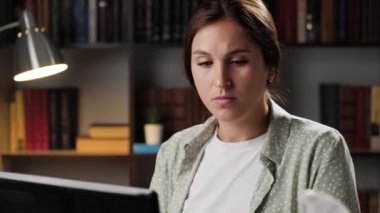 Zamanlayıcı ya da programa göre hap alıyorum. Akşamları iş yerinde dizüstü bilgisayarla çalışan bir kadın telefona bakar, şişeyi çıkarır ve suyla bir tablet alır.