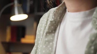 Omuz ağrısı. Kadın eli omzuna dokunuyor ve kaslarını ve eklemlerini esnetmeye çalışıyor. Burkulma, sakatlanma, sabit yaşam tarzı konsepti. Yakın plan.