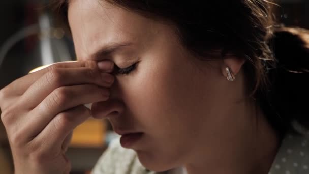 Ojos cansados. Rostro de mujer joven con fatiga y dolor en los ojos, toca los párpados y el puente de la nariz con los dedos. Síndrome de gerente, insomnio, concepto de fatiga. Primer plano — Vídeo de stock