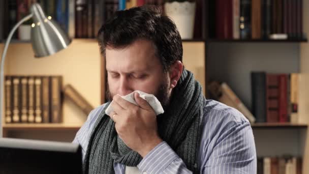 Принимаю таблетки. Человек с простудой на рабочем месте в офисе или квартире работает на ноутбуке, кашляет и принимает таблетки с водой. Концепция лечения холодного гриппа — стоковое видео