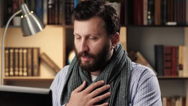 Difficulty breathing, chest pain. Man in scarf at workplace in office or apartment works on laptop and begins to have suffocate, he holds his chest with his hand trying to breathe — Stock Footage Difficulty breathing, chest pain. Man in scarf at workplace in office or apartment works on laptop and begins to have suffocate, he holds his chest with his hand trying to breathe Stock Footage