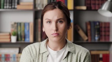 Kadın avuç içi kadar. Ofiste ya da dairede ciddi bir kadının yüzünü ekşitmek kameraya bakmak elini kaldırır ve el işaretini gösterir.