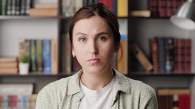 Kadın birini işaret ediyor. Ofisteki ya da dairedeki kasvetli olumsuz kadın kameraya bakar ve birini işaret eder ve der ki: