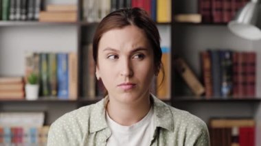 Şşş, kadın gizli parmağı. Ofiste ya da dairede şüpheli bir kadın kameraya bakar ve işaret parmağını dudaklarına götürür ve 