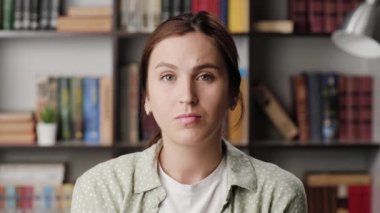 Kadın onaylıyor. Ofisteki ya da dairedeki olumlu kadın kameraya bakar ve başını olumlu bir şekilde sallayarak EVET sinyali verir.