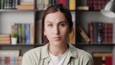 Kadınlar hayır der. Ofisteki ya da dairedeki kadın kameraya bakıyor ve kafasını bir o yana bir bu tarafa hareket ettiriyor.