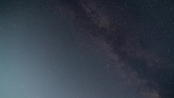 Meteoro Colorido Perseid Voa Longo Láctea Céu Noturno Cheio Estrelas — Vídeo de Stock