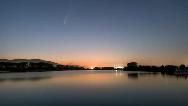 Комета Ноовіза Нічному Небі Метеором Штормом Задньому Плані Віддзеркалюючи Озеро — стокове відео