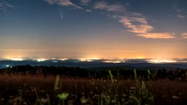 Comet Neowis Στο Νυχτερινό Ουρανό Σύννεφα Πόλεις Που Λάμπουν Στο — Αρχείο Βίντεο