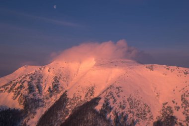 Gün doğumunda sisle kaplanmış dağ