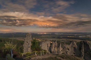 Ay ışığının altındaki manzarada terk edilmiş eski kalenin yıkıntılarından bir bakış.