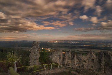 Ay ışığının altındaki manzarada terk edilmiş eski kalenin yıkıntılarından bir bakış.