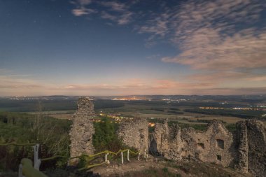 Ay ışığının altındaki manzarada terk edilmiş eski kalenin yıkıntılarından bir bakış.