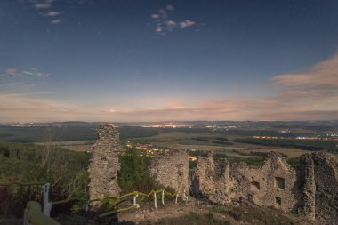 Ay ışığının altındaki manzarada terk edilmiş eski kalenin yıkıntılarından bir bakış.