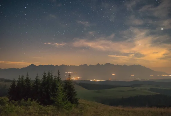 Paisaje Nocturno Con Cresta Montañosa Fondo Cielo Lleno Estrellas — Foto de Stock