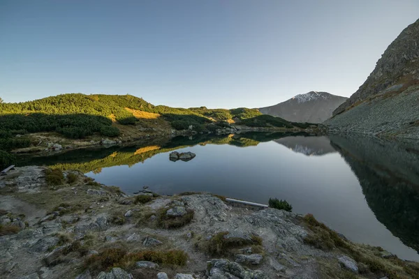 Lago Montaña Bajo Altas Montañas Con Reflexión Sobre Superficie Tranquila — Foto de Stock