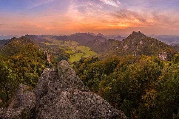 Die Aufgehende Sonne Erhellt Den Berg Herbstlichen Farben — Stockfoto